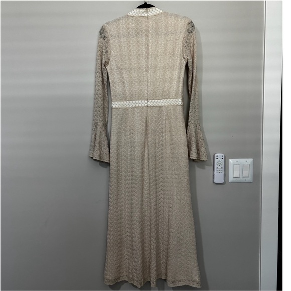 elliatt kailee ivory lacy pattern mock neck bell sleeve midi dress size M - Picture 5 of 8